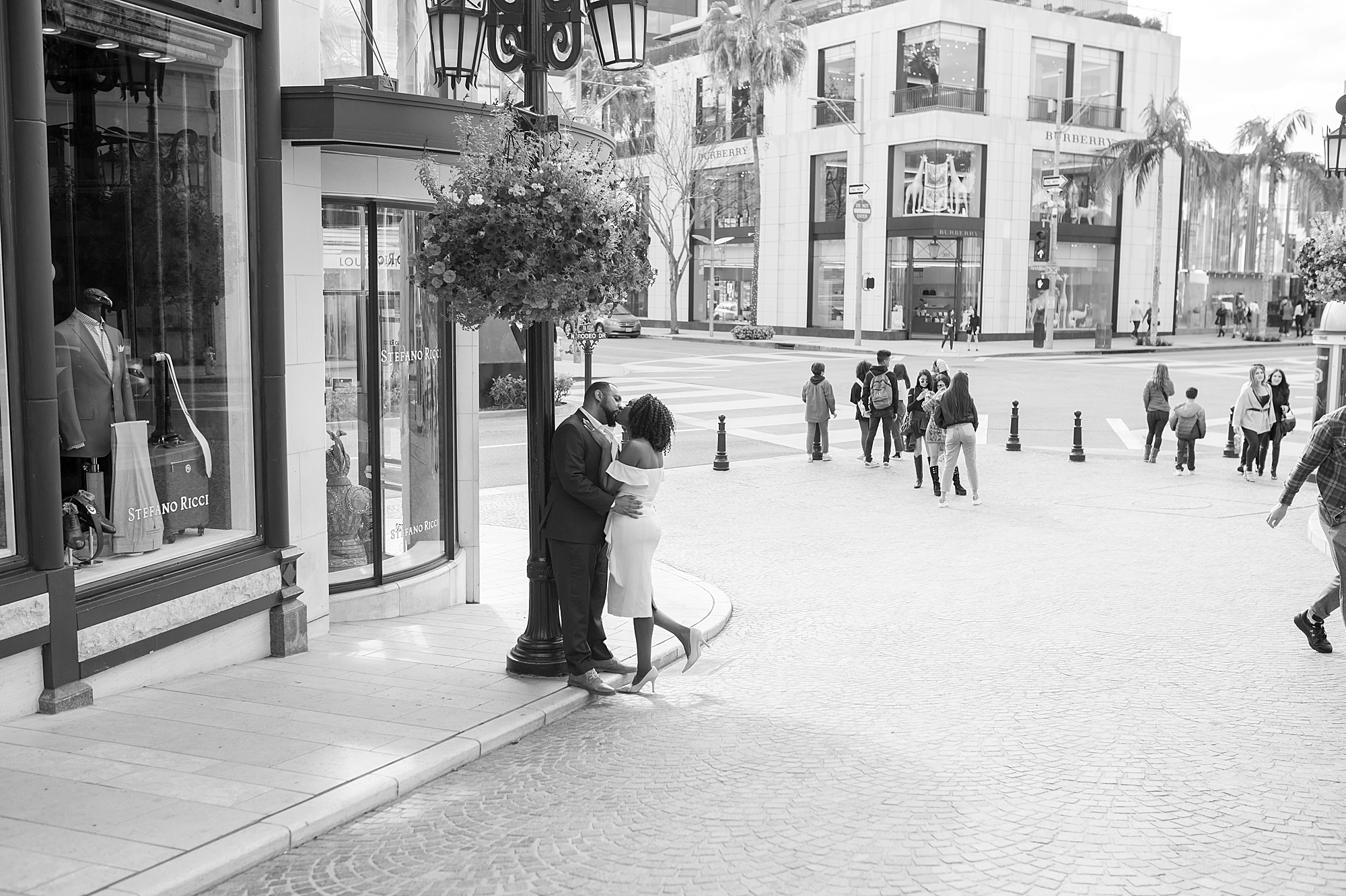 couple kissing under streetlamp on rodeo drive